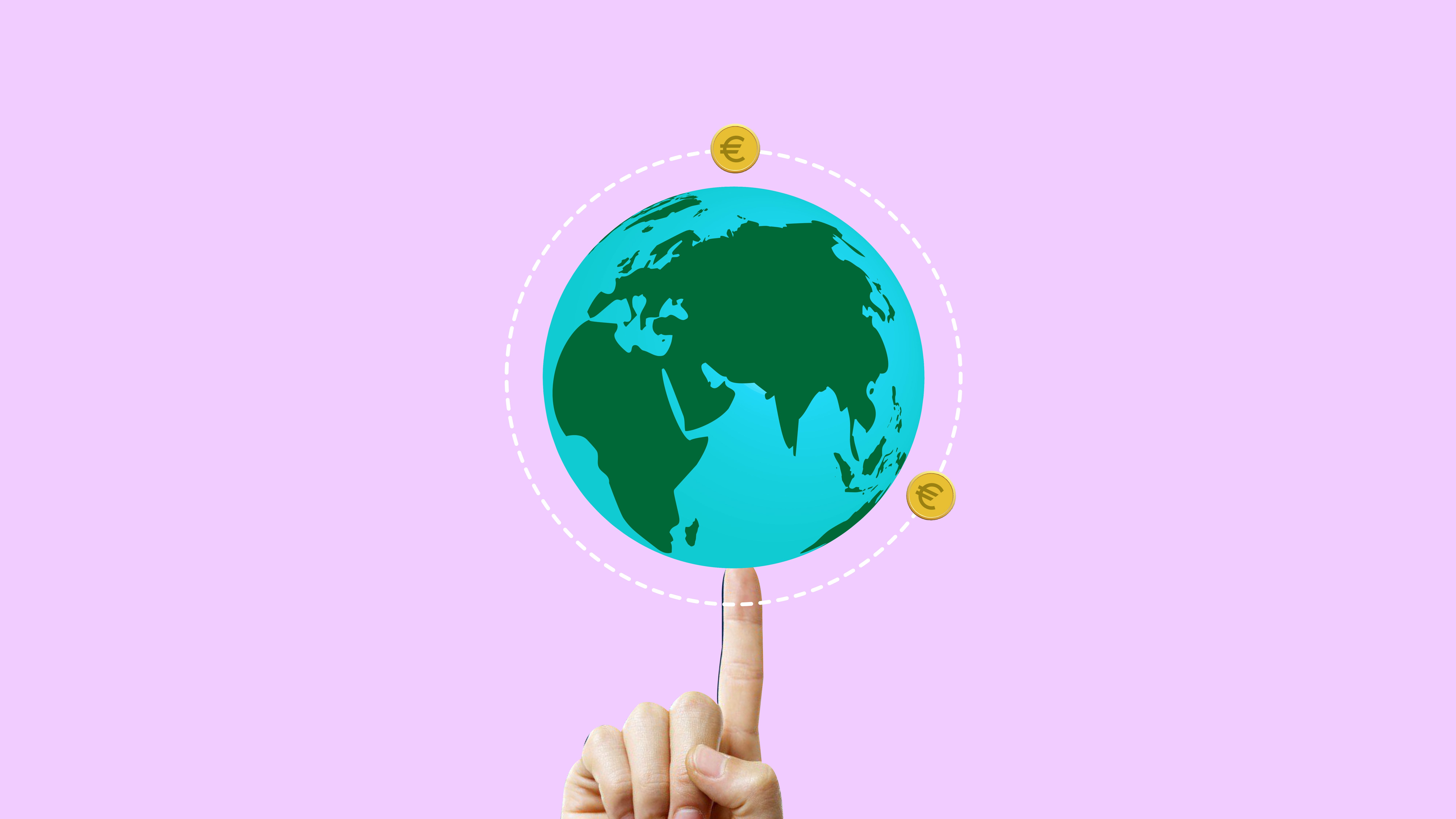 Main pointant un globe terrestre entouré de pièces en euros, symbolisant la diversification internationale d'un portefeuille